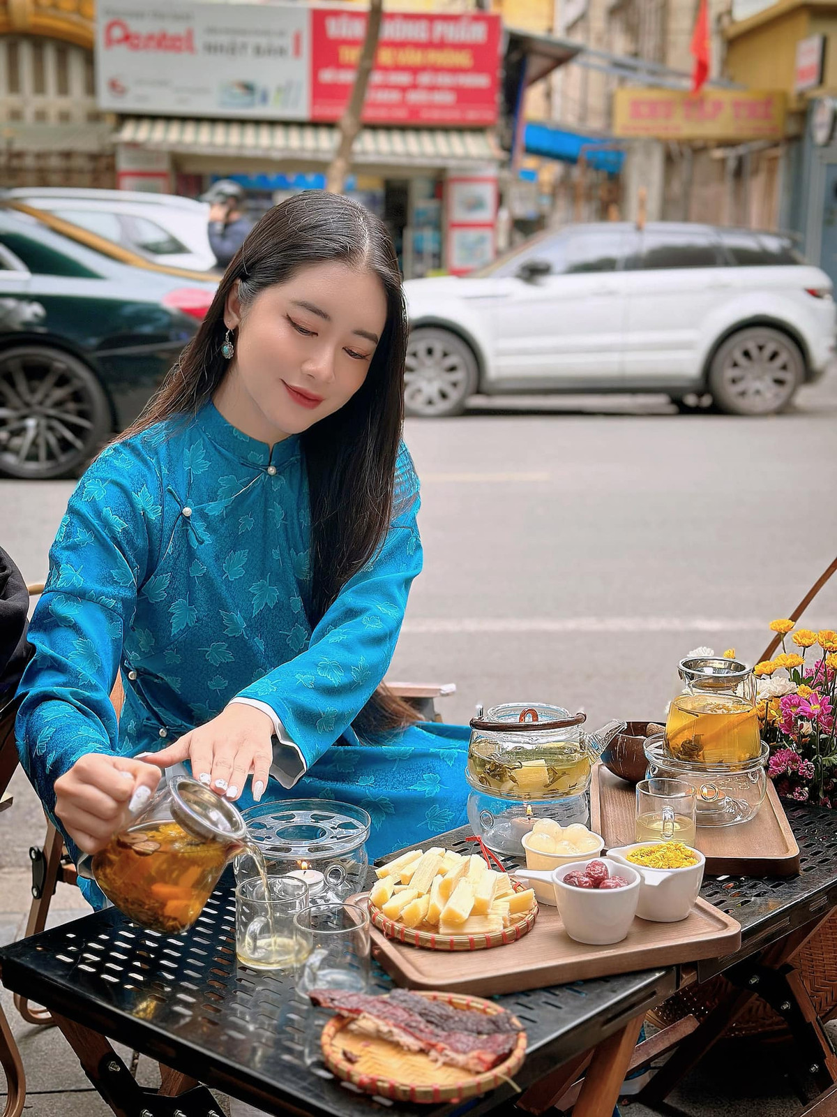 Trên trang cá nhân, trang phục được Quỳnh Trang thường xuyên lựa chọn đó là áo dài truyền thống.