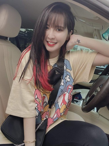 Qua những lần thể hiện tài năng, streamer Ngân Sát Thủ được nhiều khán giả yêu mến bởi có gương mặt xinh xắn như các hotgirl và khả năng ca hát, nhảy múa tốt.