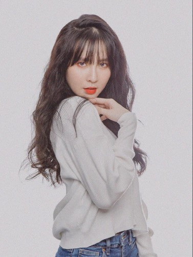 Trước đây theo đuổi hình tượng dễ thương, thường xuyên mặc áo phông rộng rãi, thời gian gần đây Ngân Sát Thủ chăm đăng ảnh diện trang phục bó sát, cổ áo khoét sâu.