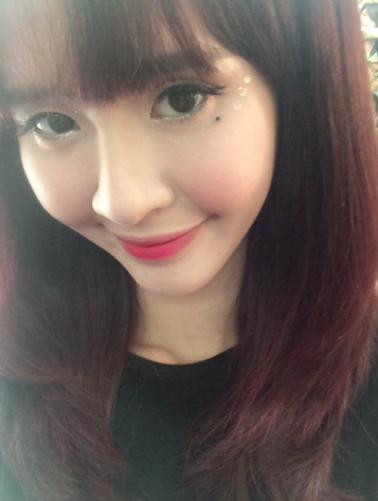 Thời còn đi học cấp 3, cô nàng này đen nhẻm với chiếc mái ngố. Sau đó nhan sắc ngày càng thăng hạng hơn.