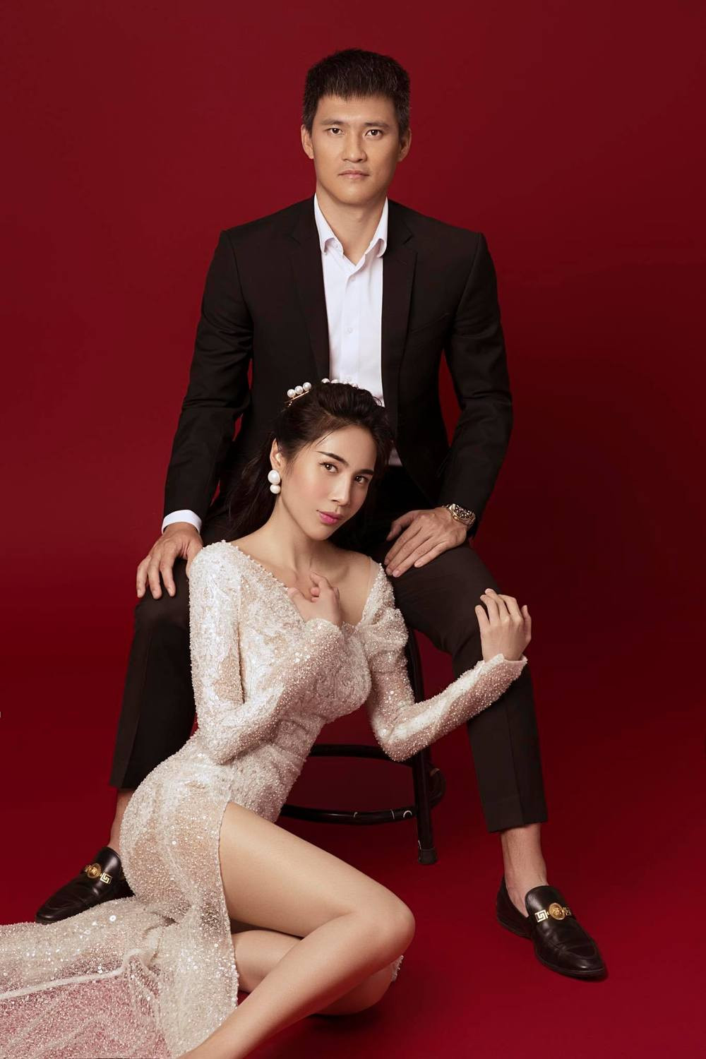 Trong một thời gian dài, Thủy Tiên bị coi là điểm gở của chàng tiền đạo khi Công Vinh phải nghỉ đá bóng do chấn thương, sự nghiệp đi xuống... Khi nhắc lại khoảng thời gian này, Thủy Tiên không cầm nổi nước mắt.