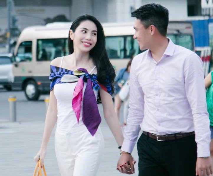 Công Vinh còn rất yêu chiều bà xã khi không tiếc tay chi cho cô những món quà đắt tiền.