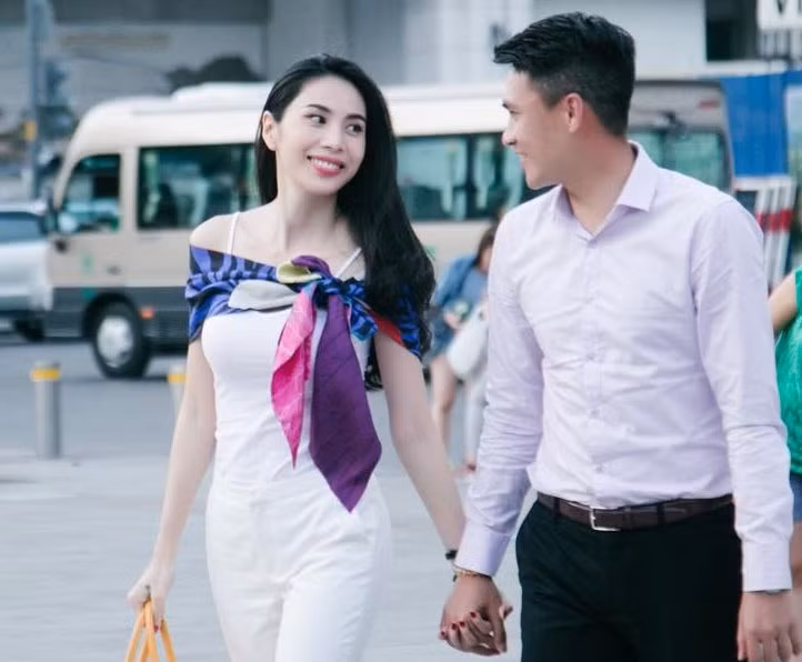 Công Vinh còn rất yêu chiều bà xã khi không tiếc tay chi cho cô những món quà đắt tiền.