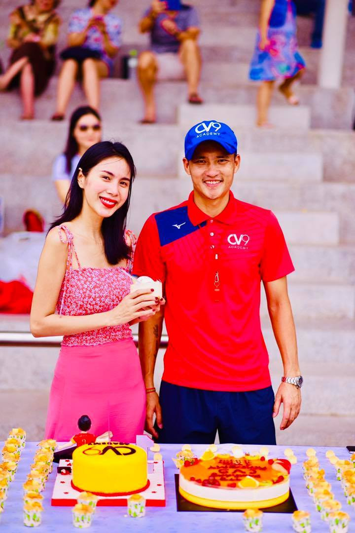 Vào thời điểm Thủy Tiên mới ra mắt, cô nàng đã theo hình ảnh gợi cảm mà lúc đó, với khán giả Việt, điều đó có thể sẽ làm ảnh hưởng danh tiếng của Công Vinh.