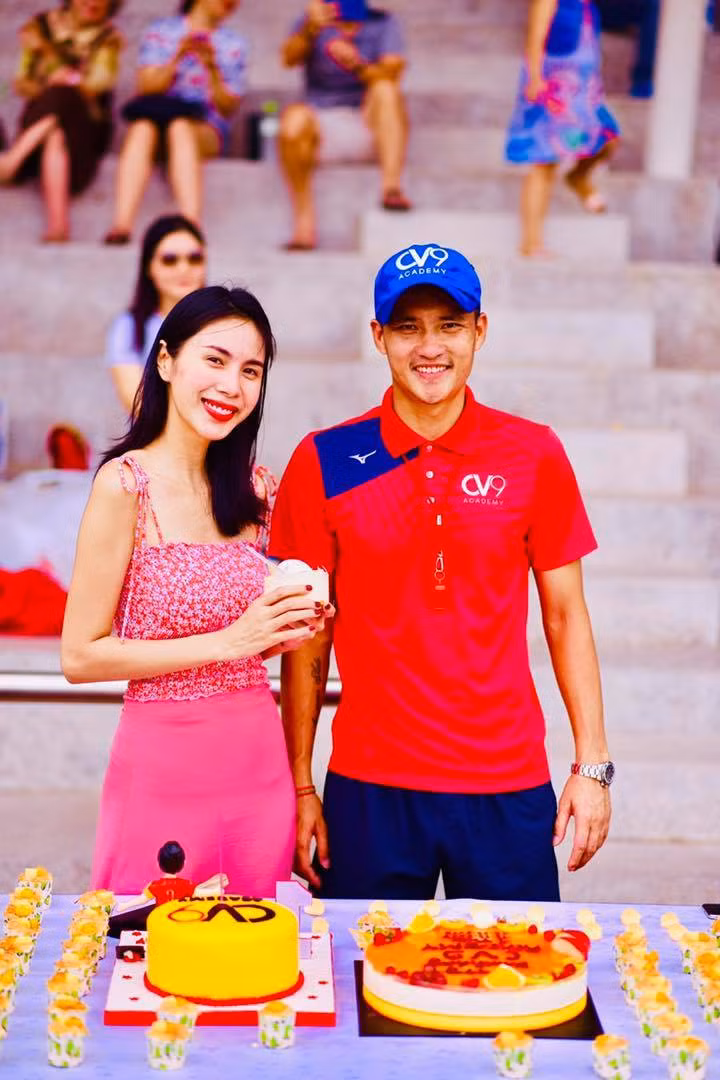 Vào thời điểm Thủy Tiên mới ra mắt, cô nàng đã theo hình ảnh gợi cảm mà lúc đó, với khán giả Việt, điều đó có thể sẽ làm ảnh hưởng danh tiếng của Công Vinh.