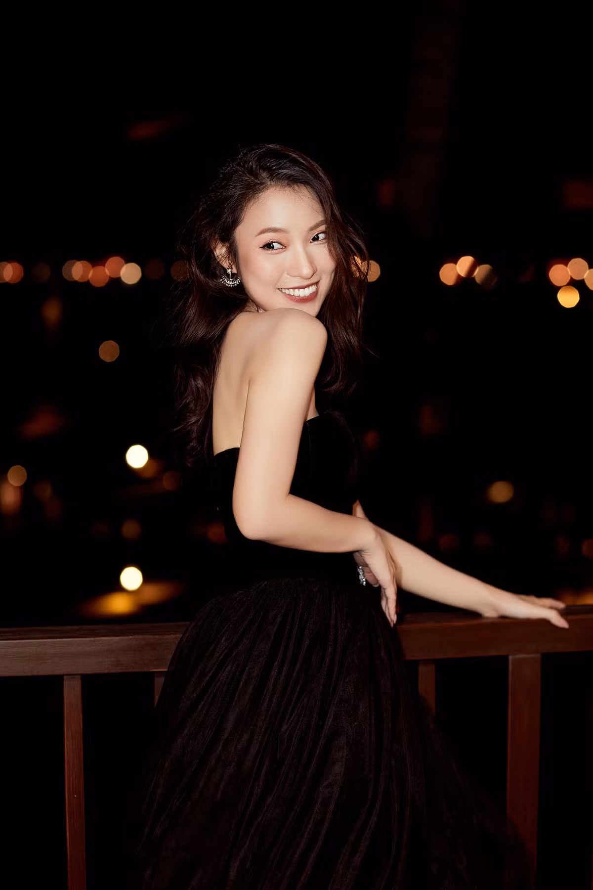 Qua những bức ảnh được Khánh Vy đăng tải, có thể thấy cô nàng không chỉ chăm chút hình ảnh chỉn chu mà cô còn rất biết cách tạo dáng để khoe trọn vẻ đẹp hình thể của mình.