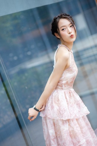 Mỗi khi nhìn nữ MC Đường Lên Đình Olympia nở nụ cười là mọi người đểu cảm nhận được nguồn năng lượng tích cực, yêu đời.