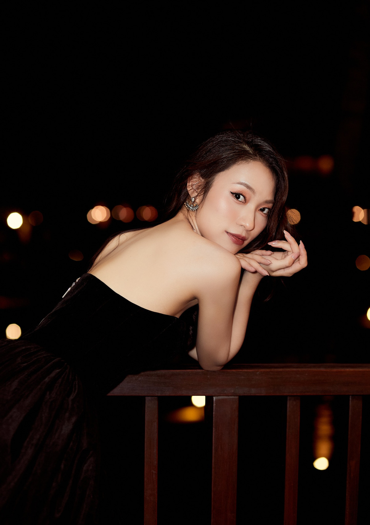 Khánh Vy đã khiến dân mạng xuýt xoa khi diện chiếc váy đen khoe xương quai xanh quyến rũ và tấm lưng trần "vạn người mê".