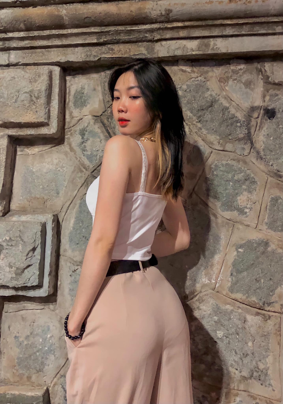 Phong cách thời trang mà Băng Nhi theo đuổi là cá tính, năng động và quyến rũ. Cũng chính điều trên, hot girl Việt này tạo nên điểm khác biệt và sức cuốn hút lạ thường với nhiều người.