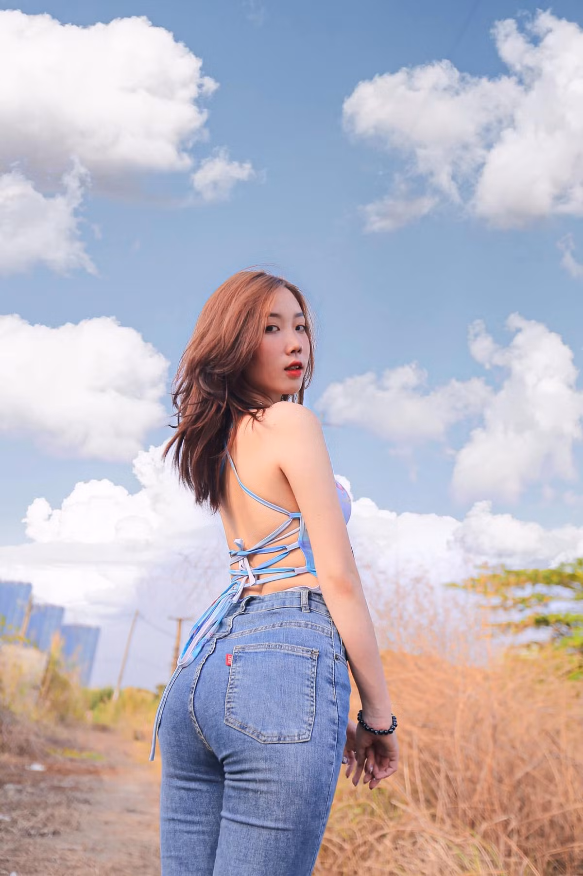 Cụ thể, Băng Nhi cho hay: "Vì thích vẽ và qua những lần tiếp xúc, nhìn thấy các sản phẩm thú vị của anh chị đi trước, em đã quyết tâm theo đuổi ngành này. Em yêu thích sự sáng tạo và làm cho cuộc sống của mình trở nên nhiều màu sắc hơn. Theo đuổi ngành này giúp em nhận thấy, cuộc sống không hề nhàm chán mà ngược lại rất đa dạng và có nhiều điều thú vị cần phải khám phá".