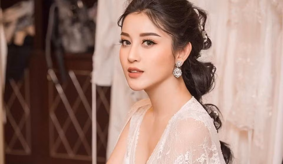 Huyền My từng giành được vị trí Á hậu 1 tại Hoa hậu Việt Nam 2014, sau đó cô được đề cử tham dự Hoa hậu Hòa bình quốc tế 2017. Dù đạt được top 10 cuộc thi năm đó, nhưng cô nàng mất nhiều thứ khi tham dự đấu trường nhan sắc này khi cái tên đi kèm với hàng loạt tin tức không mấy hay ho.