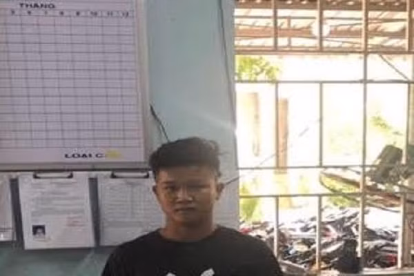 Trom 2 chiec quan cua em trai dem ban lay tien choi ma tuy, anh bi chem chet