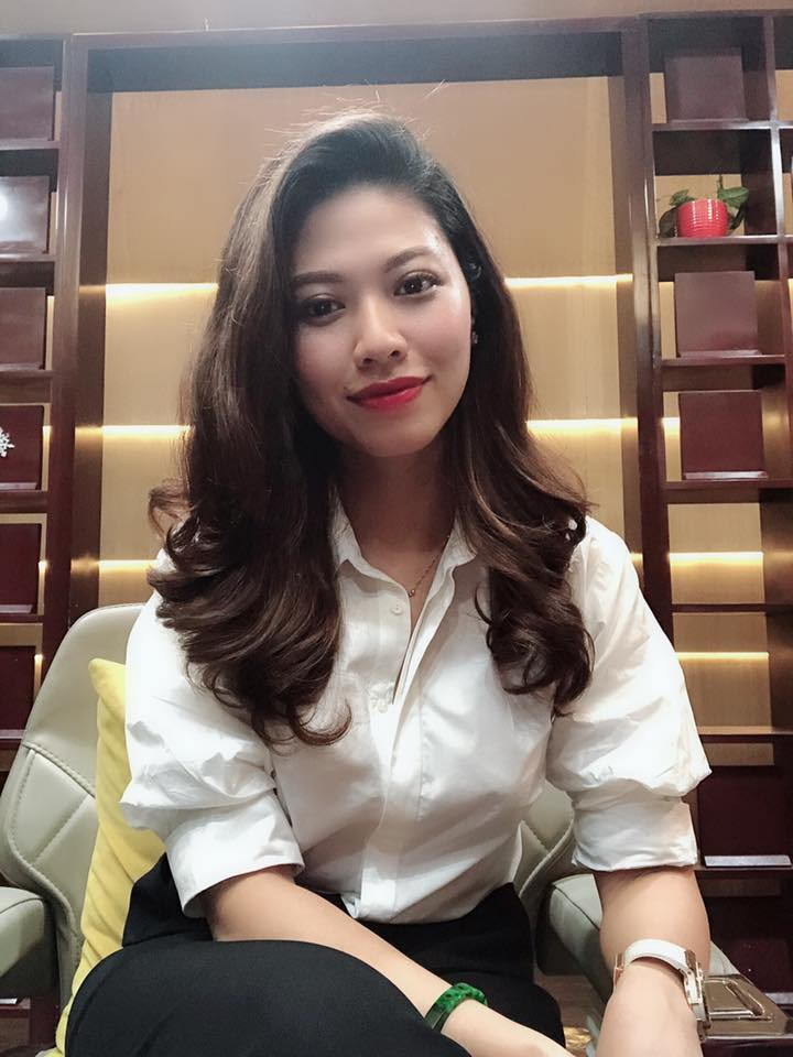 Có một thời gian, dân tình xôn xao trước hình ảnh Ngọc Trinh bên loạt siêu xe trị giá vài chục tỷ. Dù vậy, cô nhanh chóng lên tiếng đính chính đây chỉ là một cảnh quay khi đang đi tác nghiệp của mình.