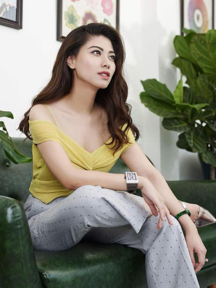 Ngọc Trinh cũng không khỏi bồi hồi khi nhìn lại hình ảnh quá khứ của mình: "2009 đến 2020 có tới 11 mùa thu trôi qua kèm theo các thể loại trải nghiệm cảm xúc, giống phim thậm chí còn hơn cả phim. Có những thứ ra đi, có những thứ mới tới. Tất cả đều là duyên, đều là thành công và thất bại của mình...