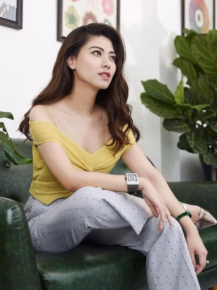 Ngọc Trinh cũng không khỏi bồi hồi khi nhìn lại hình ảnh quá khứ của mình: "2009 đến 2020 có tới 11 mùa thu trôi qua kèm theo các thể loại trải nghiệm cảm xúc, giống phim thậm chí còn hơn cả phim. Có những thứ ra đi, có những thứ mới tới. Tất cả đều là duyên, đều là thành công và thất bại của mình...