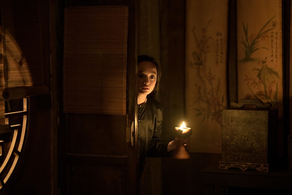 Đặc biệt, thông qua những phân cảnh "nhá hàng", Kaity Nguyễn gây ấn tượng mạnh với tạo hình đậm chất phụ nữ Bắc bộ ngày xưa.