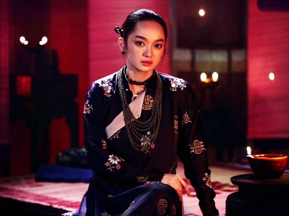 Cụ thể, Kaity Nguyễn mặc áo ngũ thân màu trầm, đội nón ba tầm khác xa với hình ảnh cô gái Gen Z thời thượng, cá tính và sắc sảo thường thấy trong những bộ phim trước đây.