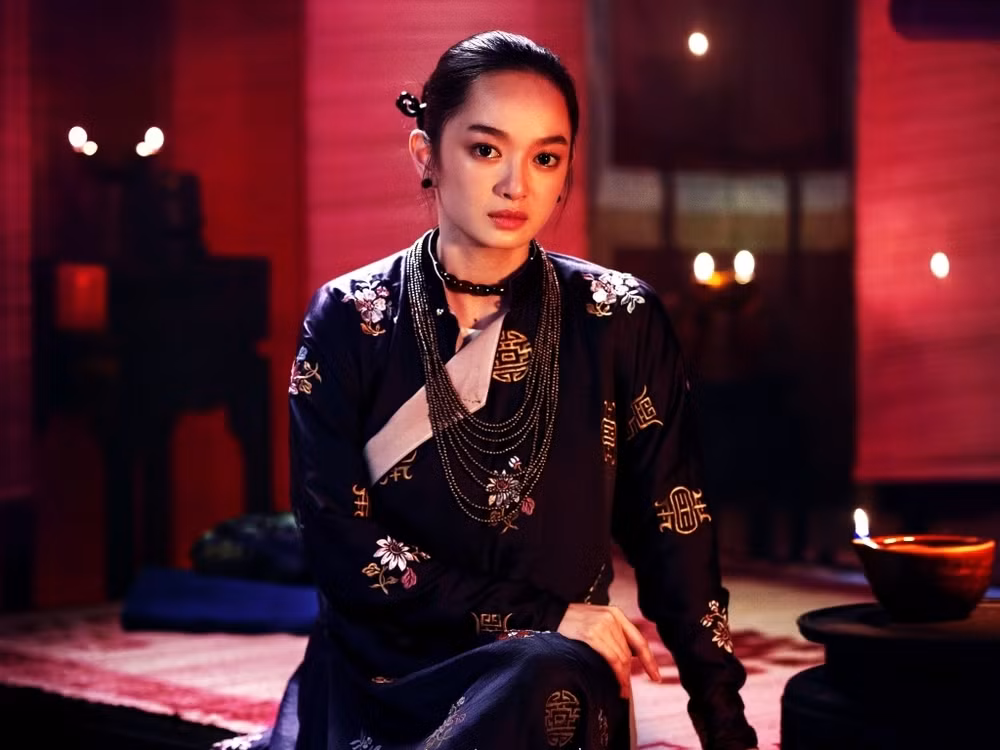 Cụ thể, Kaity Nguyễn mặc áo ngũ thân màu trầm, đội nón ba tầm khác xa với hình ảnh cô gái Gen Z thời thượng, cá tính và sắc sảo thường thấy trong những bộ phim trước đây.