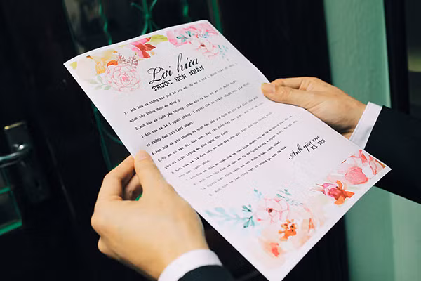 Tiếp theo sẽ bắt đầu thưởng thức những gia vị của tình yêu như sự ngọt ngào của kem tươi, vị bùi của trái bơ, mướp đắng đại diện cho vị đắng và những ly rượu tượng trưng cho vị cay.