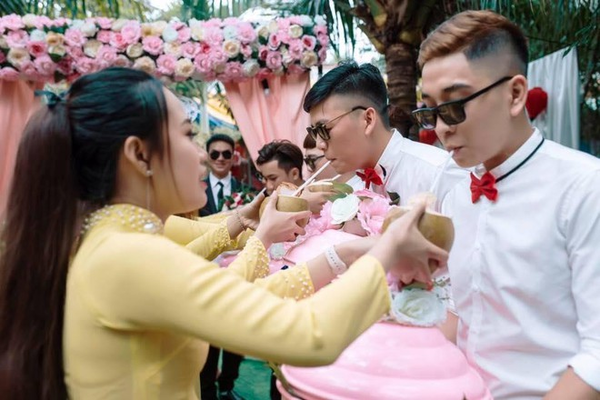 Có lẽ thử thách “oái ăm” này sẽ khiến anh chàng chú rể trong câu chuyện nhịn uống nước dừa trong một khoảng thời gian dài.
