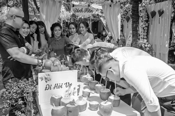 Chia sẻ về khoảnh khắc lầy lội này, Huyền Trang nói: "Nhà trai khi hoàn thành thử thách đã no nước nên ngồi vào mâm cỗ không ăn được thêm gì. Sau đó bên hội nhà chồng mình còn xin chặt thêm mấy buồng dừa về làm kỷ niệm".