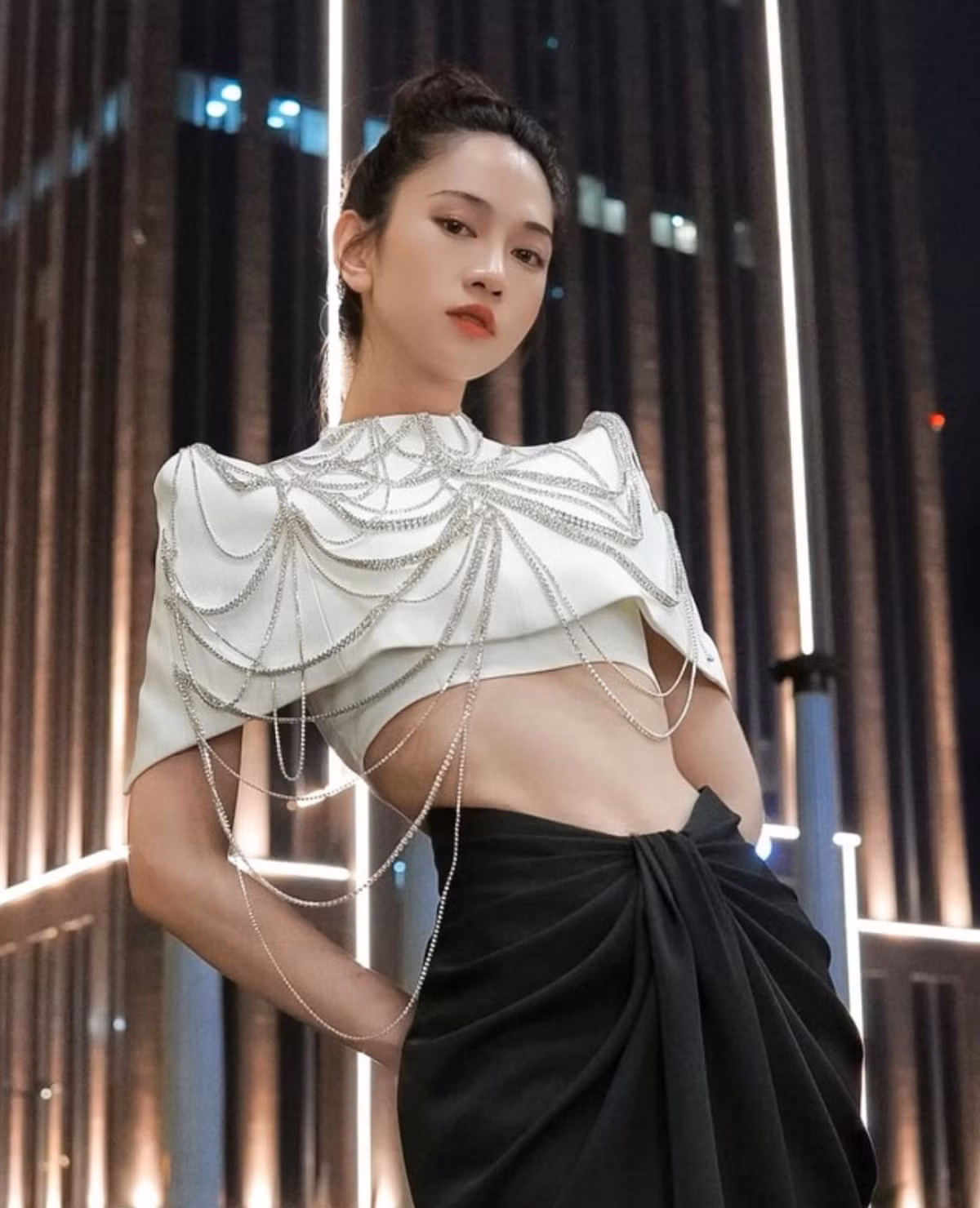 Nữ TikToker đã viết: “Chào anh. Nếu anh có em gái hoặc sau này có con gái, hàng ngày nỗ lực làm việc kiếm tiền bằng những công việc được nhà nước hợp pháp, mà vẫn bị người khác quy chụp và gán vào mác giá như món hàng, rồi nhận những cmt như anh cmt thì anh thấy thế nào?”.