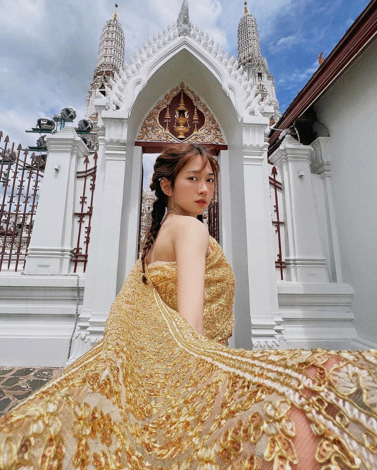 Thiết kế váy đen suôn dài được “ người đẹp nhân ái” lựa chọn cũng góp phần che đi khuyết điểm là đôi chân của Lê Bống.