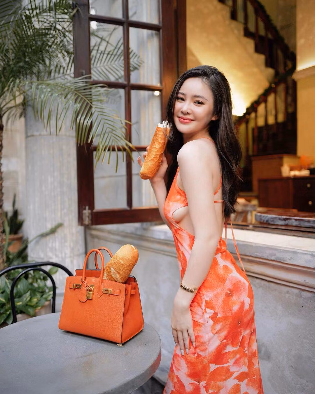 Bài đăng đăng của Thảo Nguyên nhanh chóng thu hút nhiều sự quan tâm của người hâm mộ. Khoảng hở vừa phải trên váy càng làm tăng thêm vẻ quyến rũ, gợi cảm cho người đẹp này.