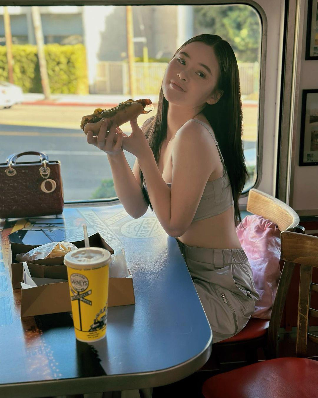 Người đẹp quê Đà Nẵng này cũng chuộng những mốt áo croptop phối cùng quần thun, khoe eo thon, đồng thời làm tăng vẻ cá tính, năng động cho người mặc.