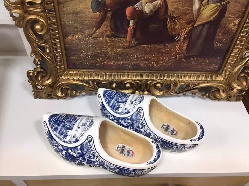 Phong cách lư hương nói trên cũng khiến nhiều người nhanh chóng liên tưởng tới mẫu móng từng "làm mưa làm gió" của một cô nàng cách đây khoảng hai năm bởi nhắc tới lư hương thì không thể quên được vàng mã.