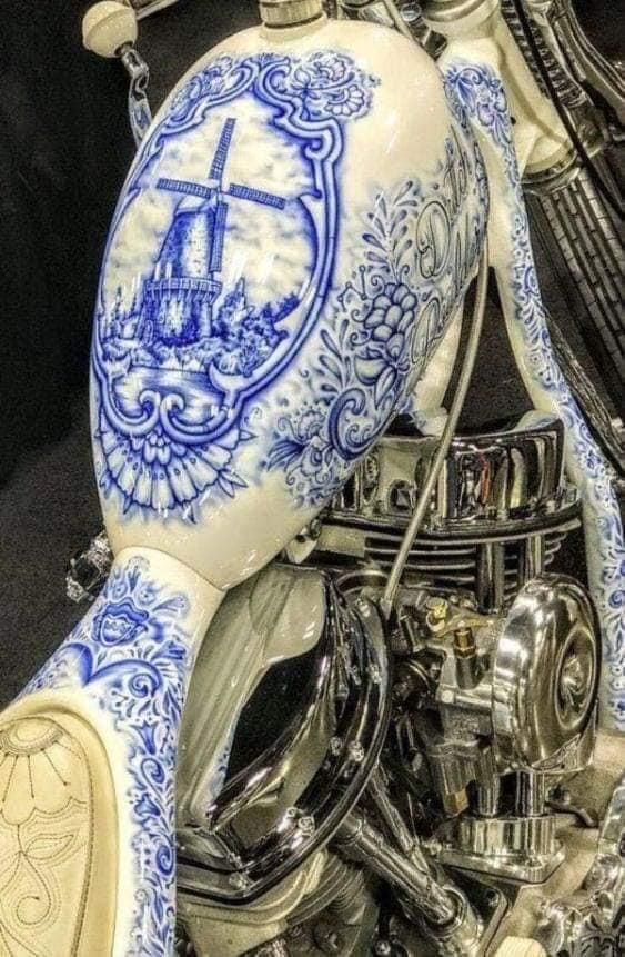 Thậm chí, những họa tiết bát hương còn được nhiều người đưa lên hẳn chiếc xe yêu quý của mình.