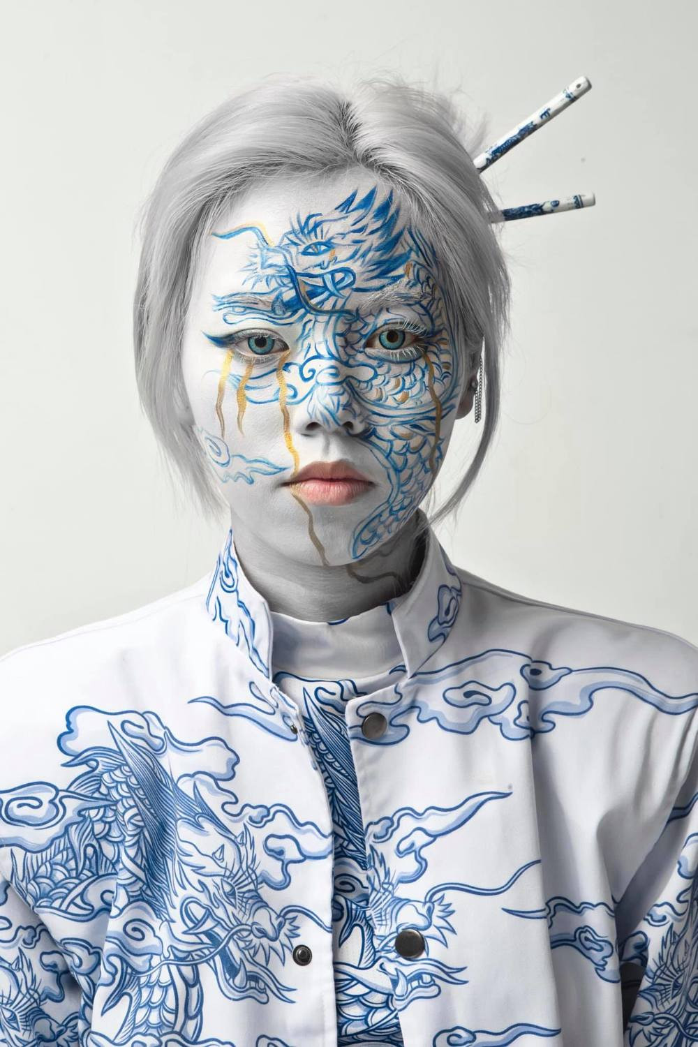 Có thể thấy, cô gái này đầu tư rất kỹ cho bộ ảnh của mình. Không chỉ mặc áo cao cổ, áo khoác, cài trâm với họa tiết rồng và vân mây y như lư hương, cô còn cẩn thận làm cả móng tay, thậm chí là vẽ cổ, vẽ mặt.