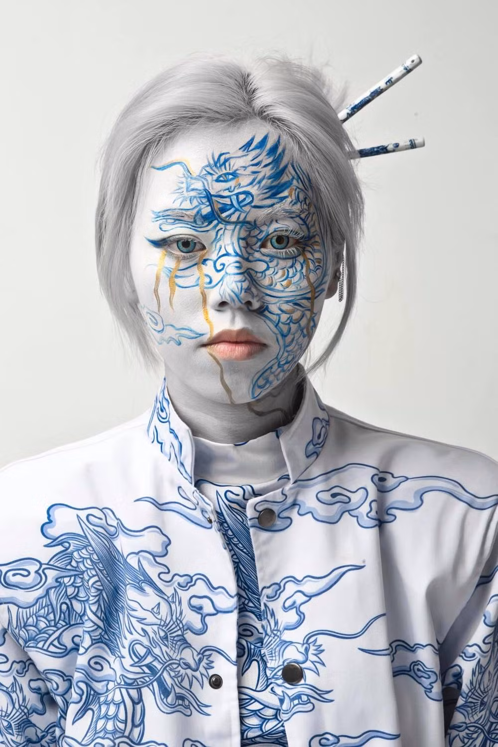 Có thể thấy, cô gái này đầu tư rất kỹ cho bộ ảnh của mình. Không chỉ mặc áo cao cổ, áo khoác, cài trâm với họa tiết rồng và vân mây y như lư hương, cô còn cẩn thận làm cả móng tay, thậm chí là vẽ cổ, vẽ mặt.