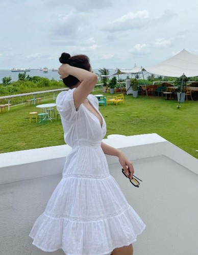 Trong hình ảnh mới nhất được đăng tải trên tài khoản Instagram cá nhân, Trâm Anh chia sẻ hình ảnh diện áo tắm trong chuyến nghỉ dưỡng.