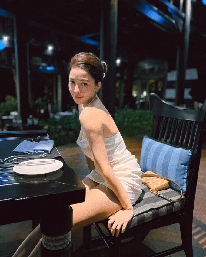 Sau khi sóng gió lặng xuống thì hot girl Thanh Hóa đã quay trở lại và khoe những hình ảnh tận hưởng cuộc sống.