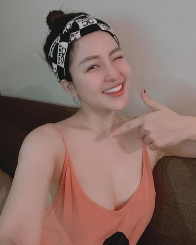 Tạm biệt với hình ảnh hot girl thị phi, tận dụng mọi cách để khoe đường con trên mạng xã hội, hiện tại, Trâm Anh chuyển sang phong cách "gái nhà lành".