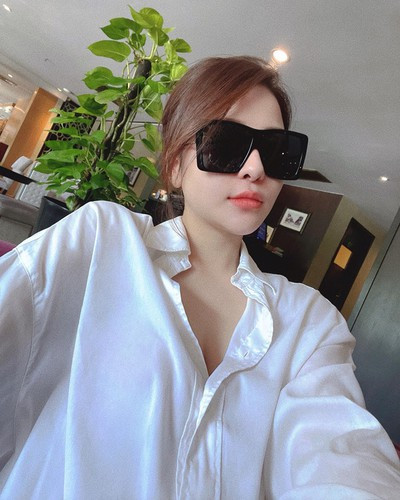 Ngoài 2 hình ảnh khoe áo tắm một cách có chừng mực, còn lại, những hình ảnh trên trang cá nhân của cô nàng đều là những khoảnh khắc diện trang phục "kín cổng cao tường".