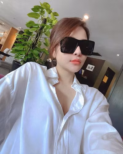 Ngoài 2 hình ảnh khoe áo tắm một cách có chừng mực, còn lại, những hình ảnh trên trang cá nhân của cô nàng đều là những khoảnh khắc diện trang phục "kín cổng cao tường".