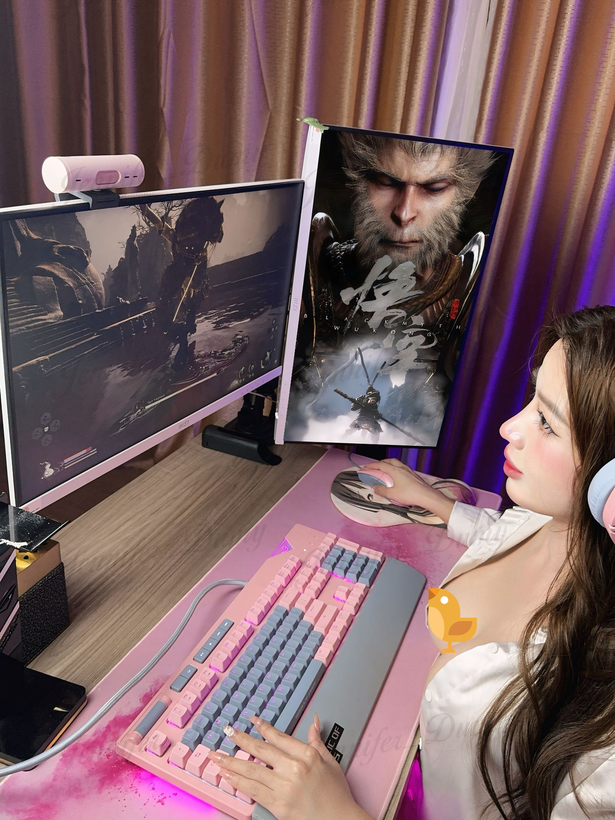 Với phong cách trang trí và setup gaming chuẩn "hot girl", từ ánh sáng, không gian, cho đến trang thiết bị của gái xinh này đều được khen ngợi.