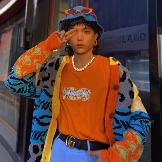 Phạm Thoại đã trải qua một tuổi thơ đầy khó khăn, vất vả. Bố bị bệnh nặng, một mình mẹ phải gồng gánh nuôi anh em Phạm Thoại khôn lớn. Gia đình anh nghèo gần như là nhất trong làng vì thế chưa lúc nào anh thấy mẹ mình vui như lúc này.