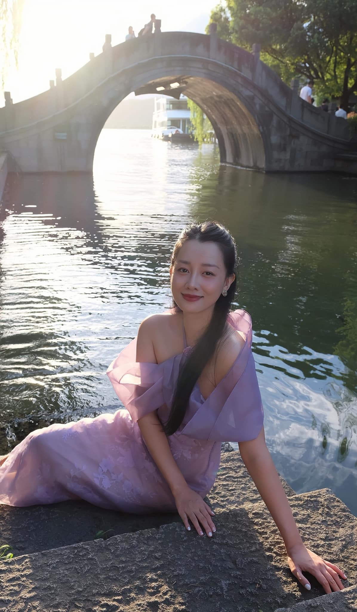 MC Quỳnh Chi có tên đầy đủ là Đặng Quỳnh Chi, sinh năm 1986. Cô là gương mặt quen thuộc với đông đảo khán giả khi đã từng dẫn qua rất nhiều chương trình như The Remix 2017, Nhịp đập 360 độ Thể Thao, bản tin thể thao 24/7, bản tin 360 độ thể thao...