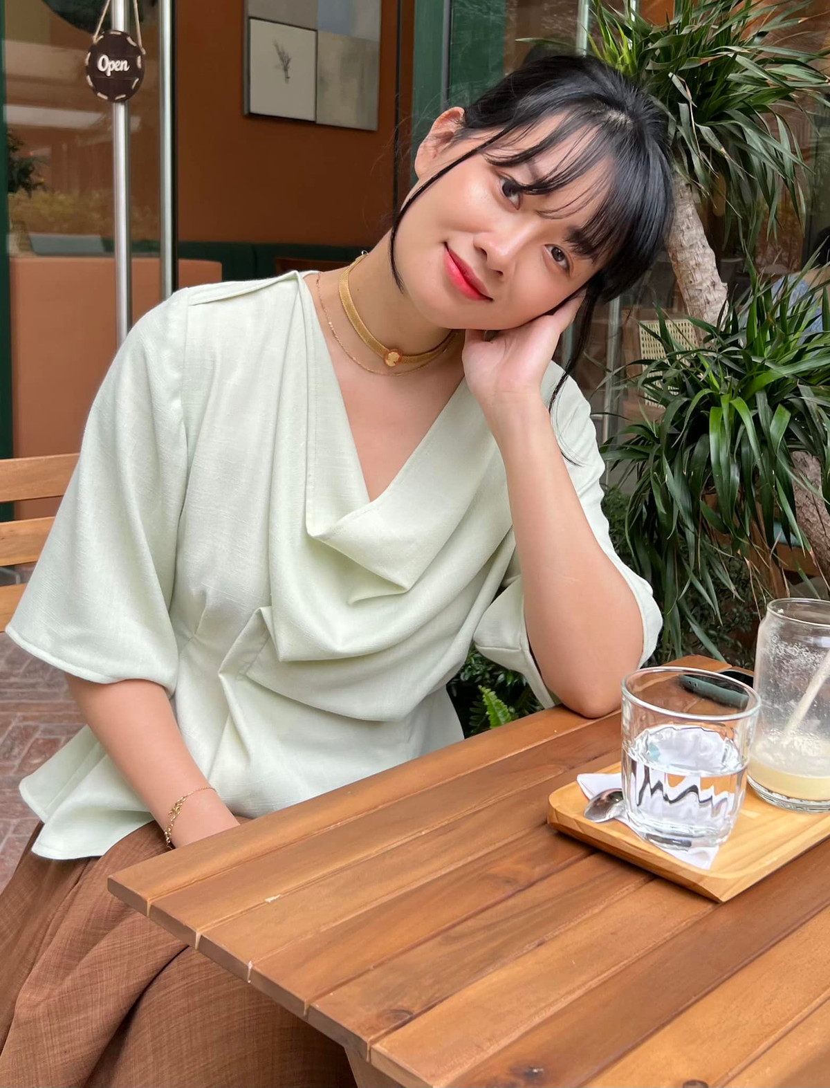 Ngoài công việc, Quỳnh Chi cũng thường chia sẻ cuộc sống hàng ngày đơn giản như đi du lịch, gặp gỡ bạn bè,... lên MXH.