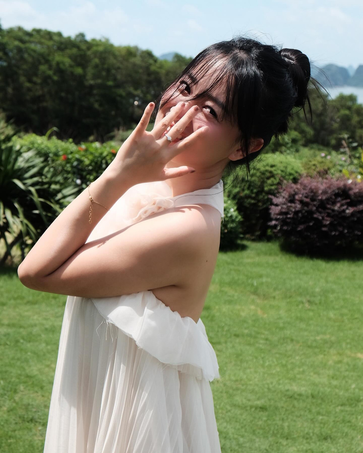 Ngoài thông báo quan trọng, nữ MC cũng khiến dân tình ấn tượng với nụ cười hạnh phúc khi đeo trên tay nhẫn cầu hôn.