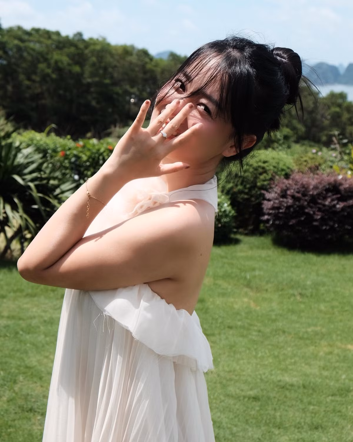 Ngoài thông báo quan trọng, nữ MC cũng khiến dân tình ấn tượng với nụ cười hạnh phúc khi đeo trên tay nhẫn cầu hôn.