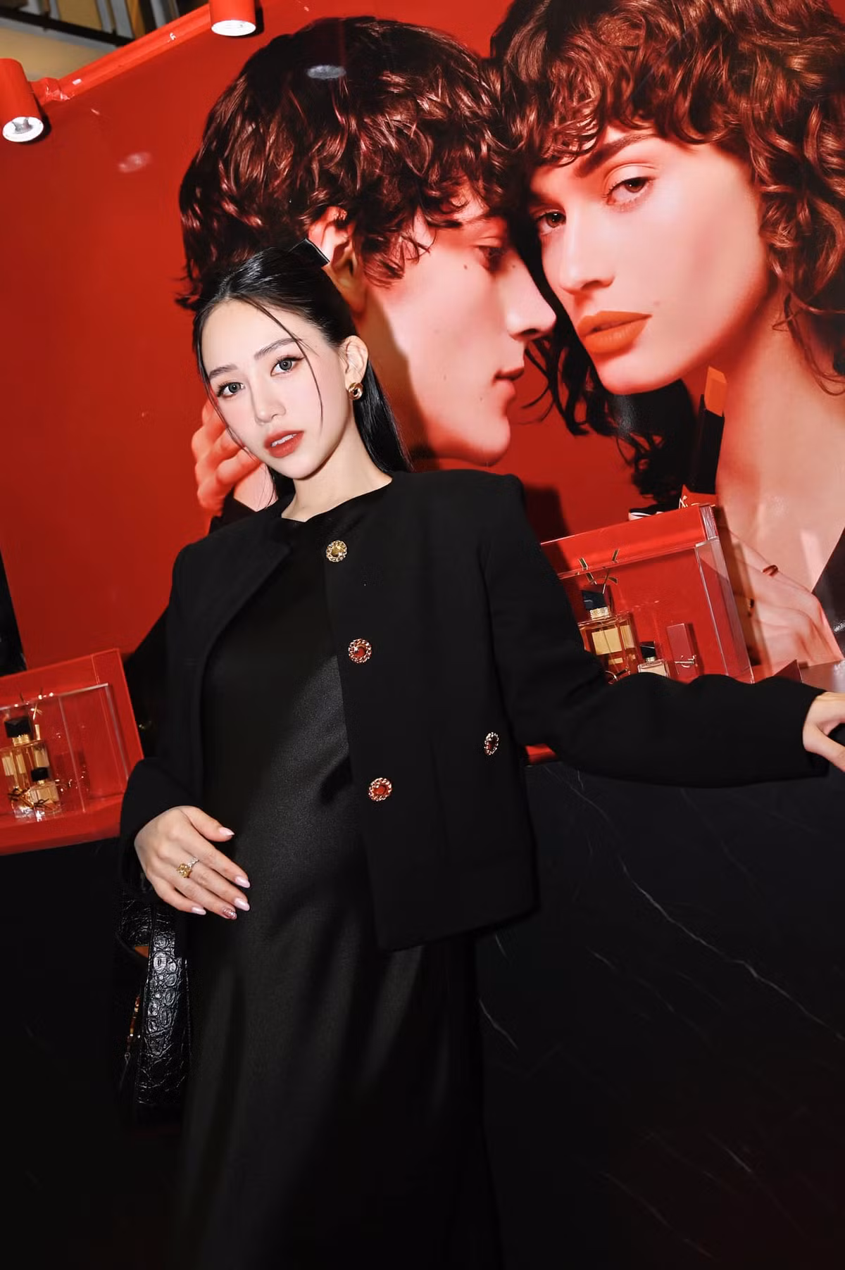 Con gái đại gia Minh "nhựa" kết hôn từ rất sớm. Hậu đám cưới xa hoa, cô có cuộc sống ấm êm bên chồng thiếu gia. Vì nhà có điều kiện nên Minh Anh được hỗ trợ trong việc chăm sóc con và kinh doanh.