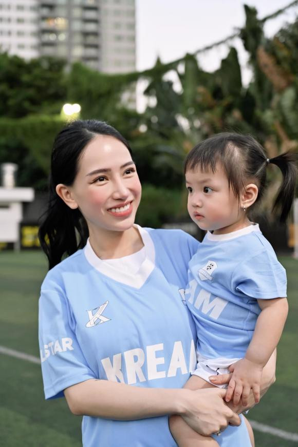 Đây cũng là lần đầu, Minh Anh hé lộ giới tính thai nhi: "Gia đình chuẩn bị đón thêm Tít Em. Điều đó có nghĩa là bé trai".