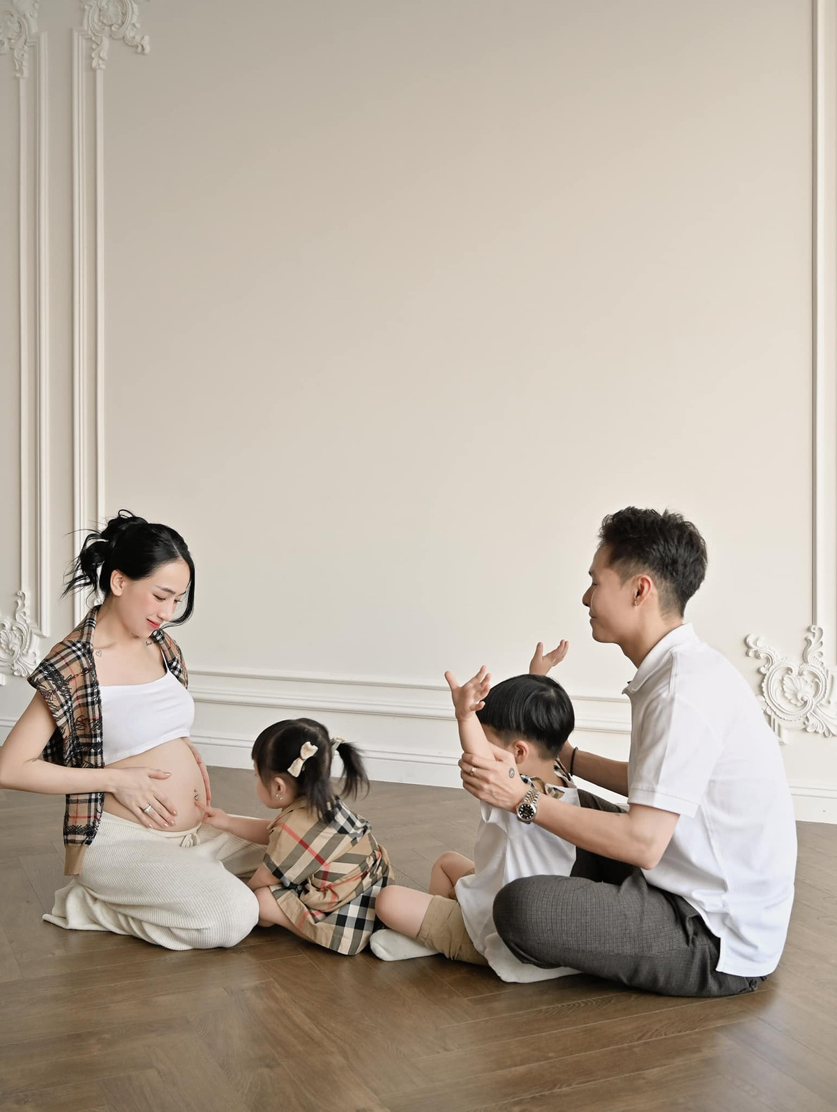 Minh Anh là ái nữ của đại gia Minh Nhựa với vợ đầu tiên. Cô nàng không hoạt động nghệ thuật nhưng vẫn nhận được sự quan tâm đông đảo của cư dân mạng.