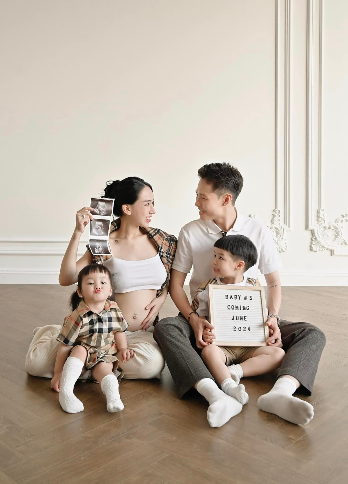 Minh Anh thường xuyên xúng xính váy đầm sang xịn đọ sắc với nhiều người nổi tiếng.