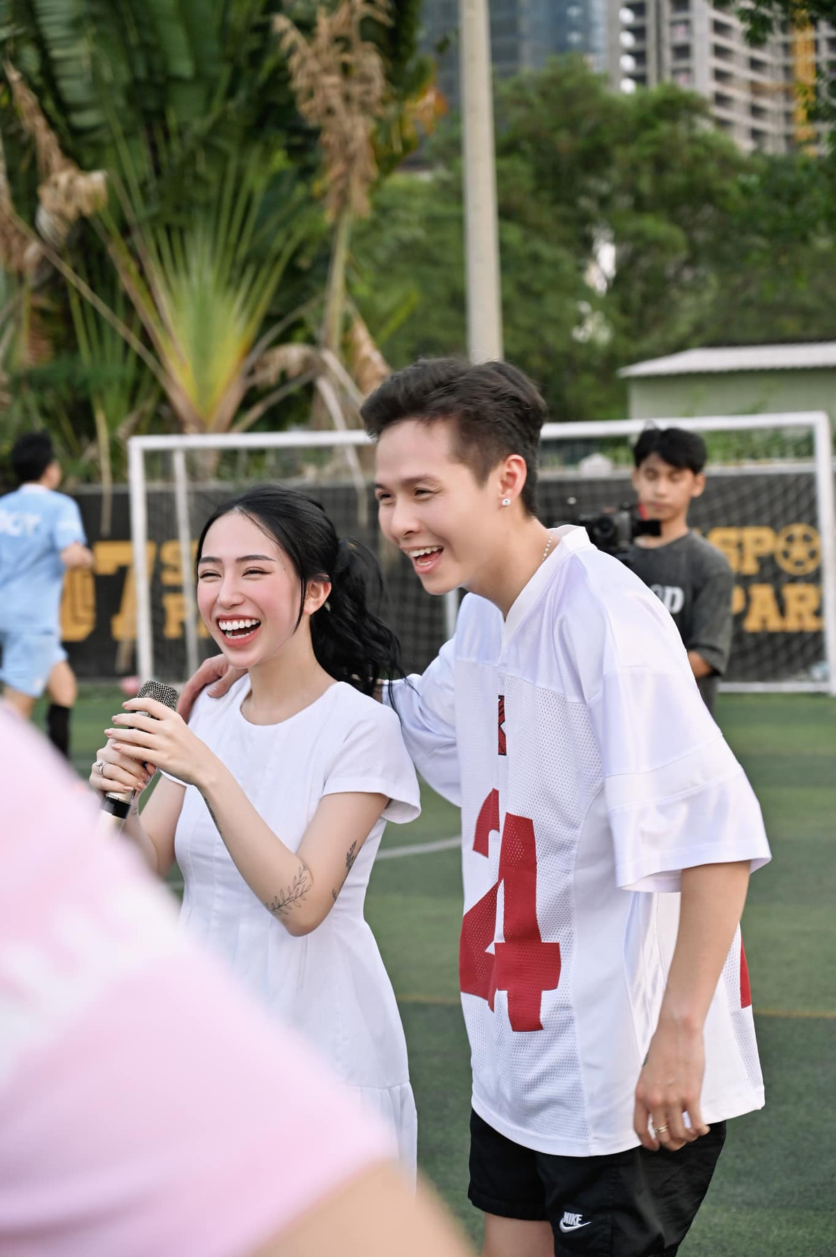 Con gái đại gia Minh Nhựa tổ chức tiệc trên sân bóng để chuẩn bị đón thành viên thứ ba.