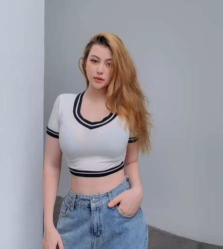 Không ít lần, Wilson Nhật Anh bị “viewer" động chạm đến vấn đề vòng 1 bởi kích cỡ “khủng".